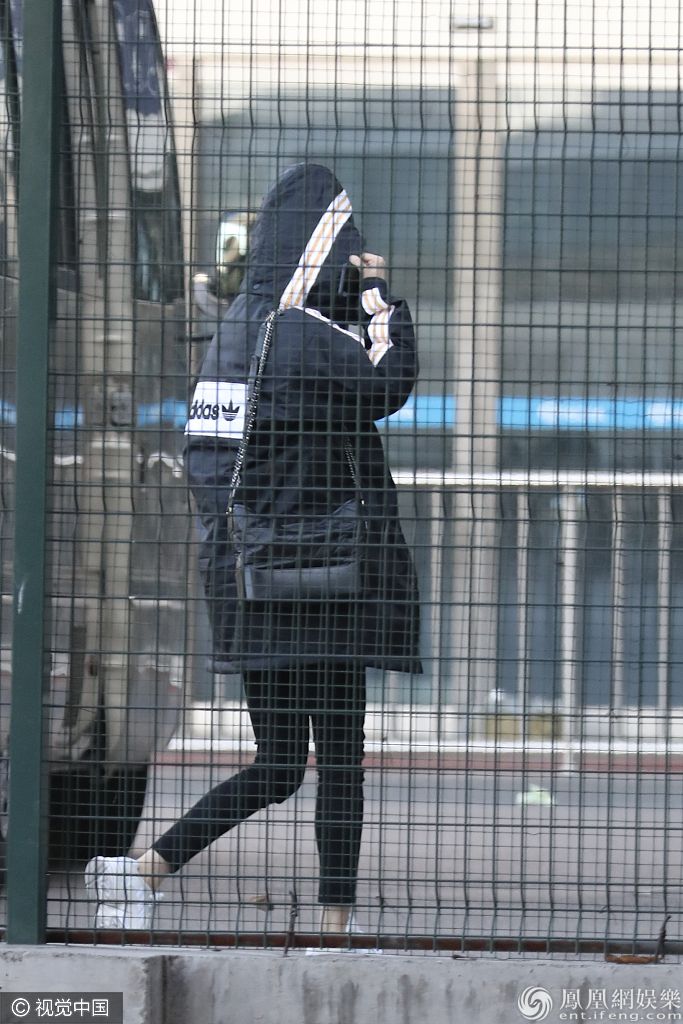 杨幂官宣离婚后首次现身机场 包裹严实不见真容只露美腿