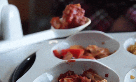 美国惊现自动喂饭机器人 饭来张口的日子来啦