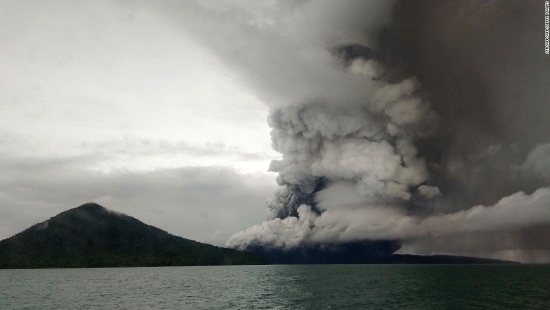 印尼海啸：阿纳克克拉卡托火山继续爆发，航班被迫改道