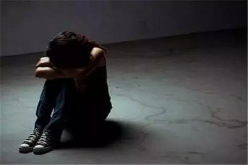 害怕身体触碰和当众表现?不要让社交恐惧症毁了你的前程和人生!