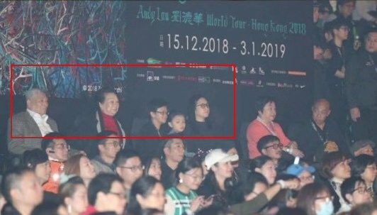 钟楚红惊喜现身刘德华演唱会，58岁的红姑还是那么美！