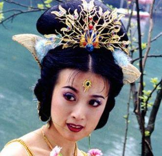 说自己天生只适合演公主，因为长得太洋气？是嫁入豪门给她的勇气吗？