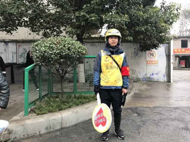 安顺经开区“橙丝带”创文志愿者，点亮城市文明留影不留痕