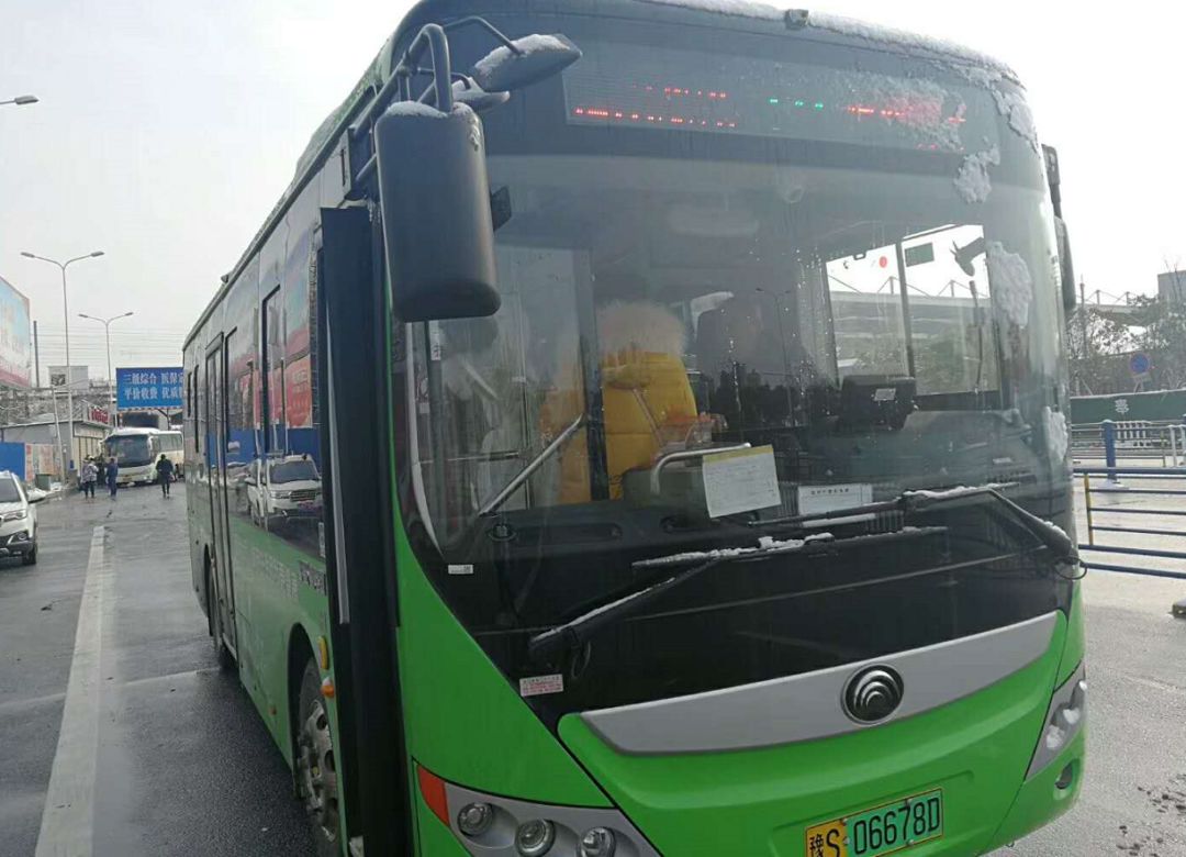新华路,南京路等路段17个站点,线路全长12公里,投放20台纯电动公交车