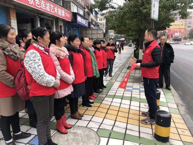 安顺经开区“橙丝带”创文志愿者，点亮城市文明留影不留痕