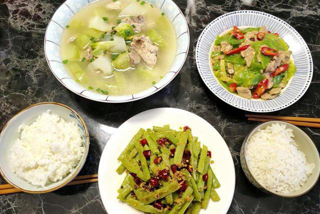 午餐用20块钱做了一荤一素一汤菜简直比饭馆吃的还值