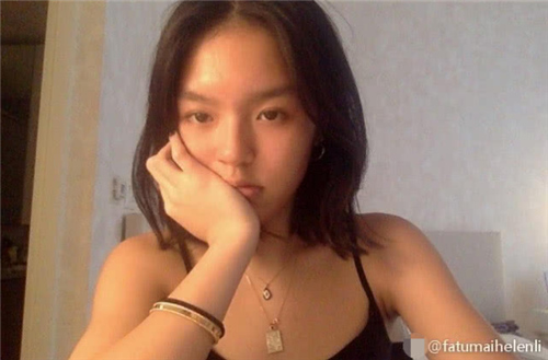 李咏去世两月女儿首发自拍，说4个字又被骂