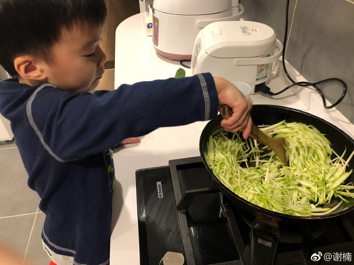 谢楠晒3岁大儿子独立做饭照片惊呆众人，网友：二胎的孩子早当家！