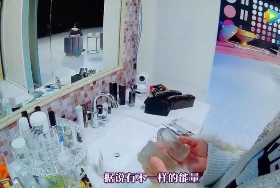 宁静自曝在瑞士打针全脸被扎900下!还被骗了钱?