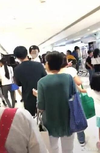 刘恺威离婚后，首次抱娃现身被骂上热搜，网友：居心不良！