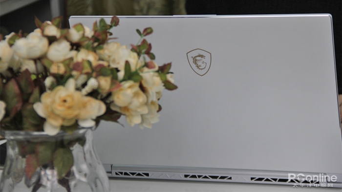 纯白色的设计笔记本 始于颜值的微星P65