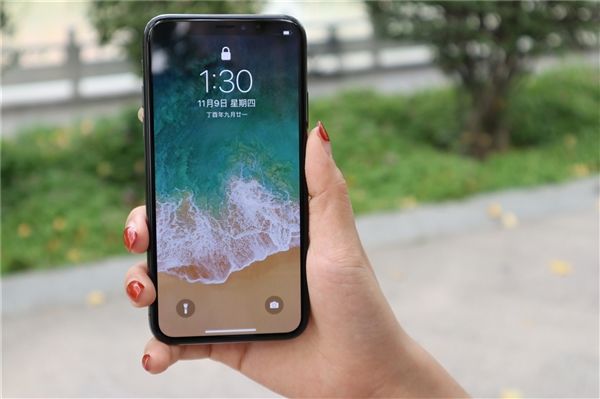 特朗普回应苹果股价暴跌：不担心 鼓励回美国生产iPhone