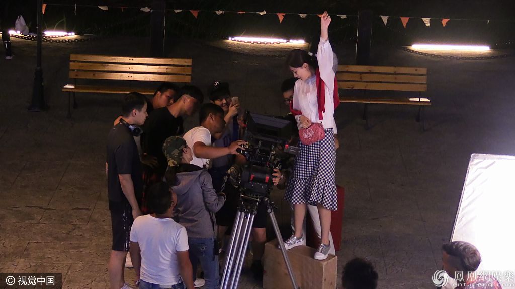 乔欣格子裙化身文艺女青年 和许魏洲飚感情戏CP感爆棚