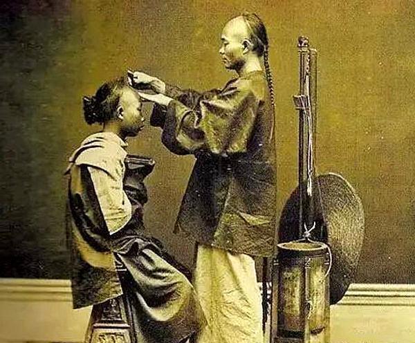 清朝男子长发辫有多脏?用篦子梳下的污泥,老鼠闻了都想逃!