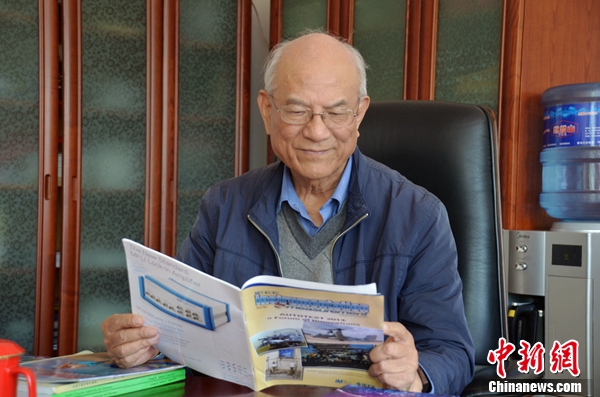 刘永坦院士在阅读杂志(吉星摄) 刘永坦院士在阅读杂志(吉星摄)