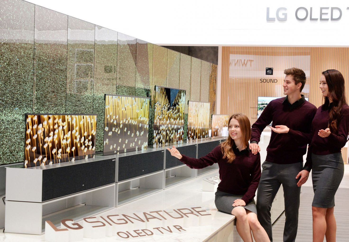 概念变现实 LG展示神奇可卷曲的4K OLED电视