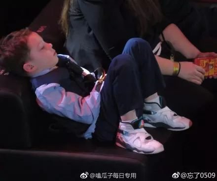 娜扎热巴首次同框，中间夹一个朱一龙，微博之夜的神颜组合来啦