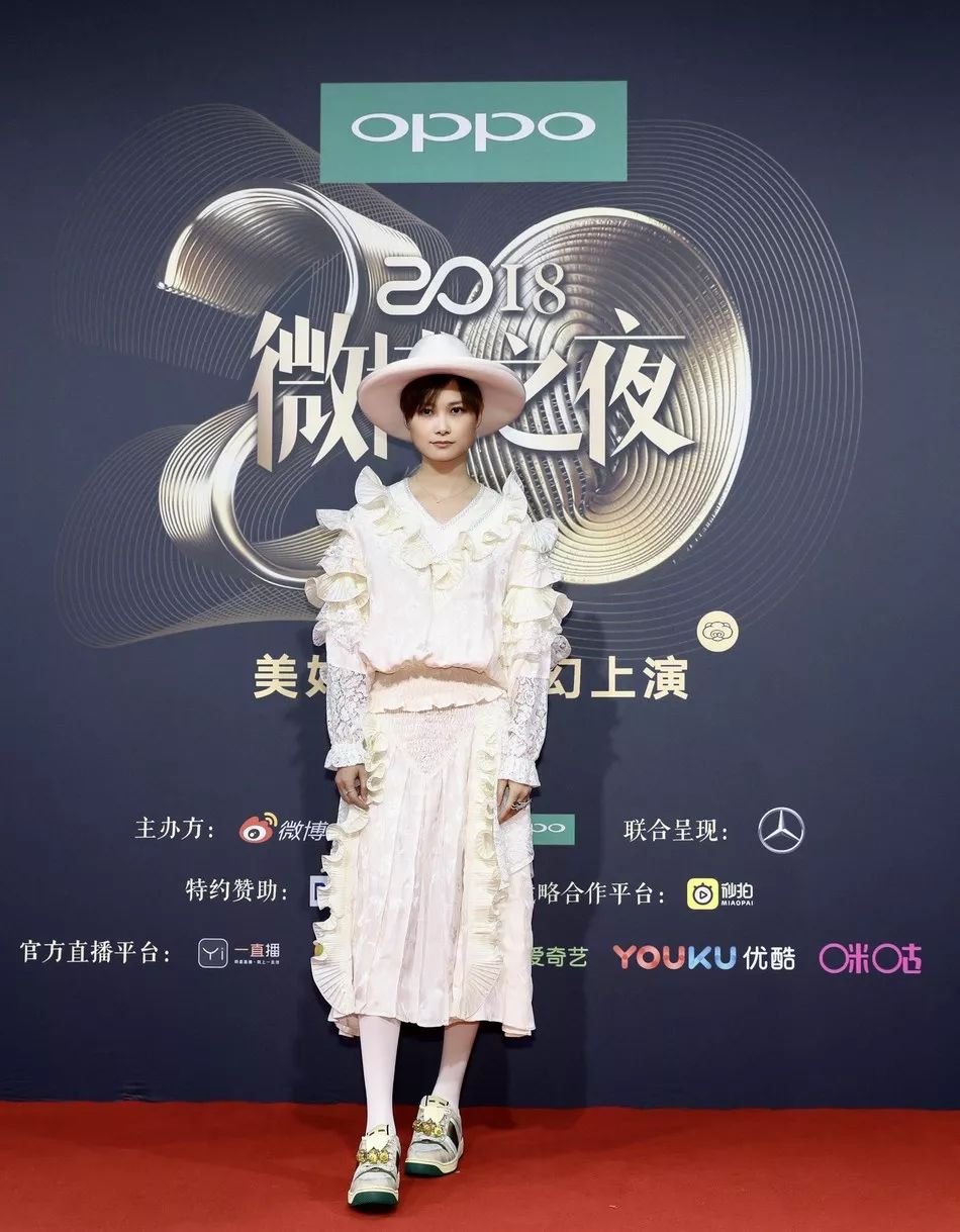 娜扎热巴首次同框，中间夹一个朱一龙，微博之夜的神颜组合来啦