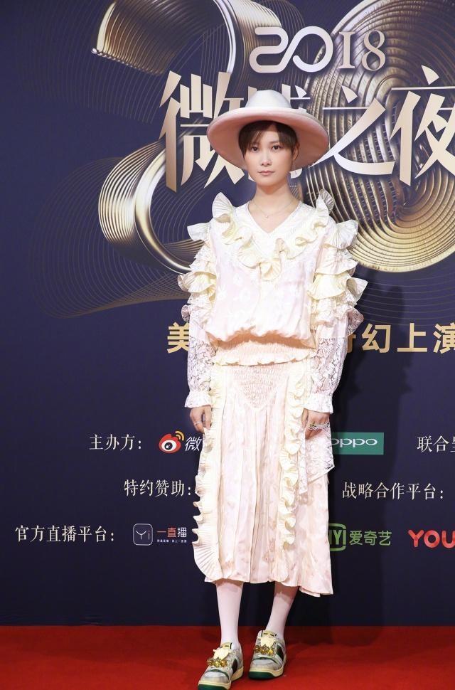 帅气李宇春穿花边连衣裙秒变少女 甜美又可爱