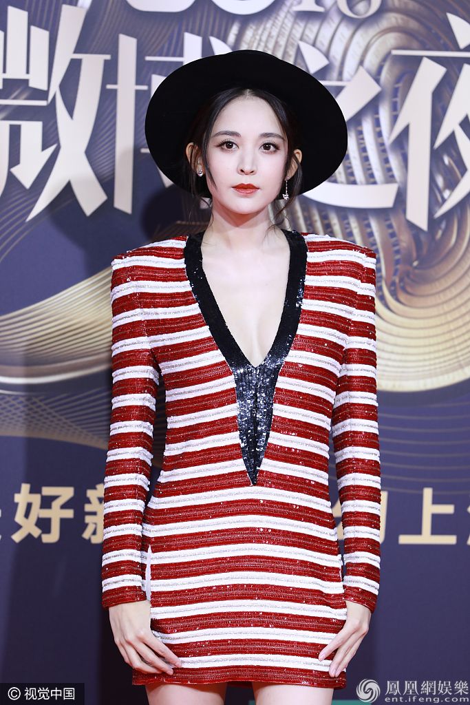 新晋中华小绣娘！古力娜扎改礼服缝深V领口 保守变甜酷女孩