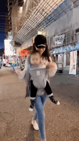 王思聰前女友雪梨帶一歲兒子香港打針，外婆的氣質驚艷所有人！ 娛樂 第3張