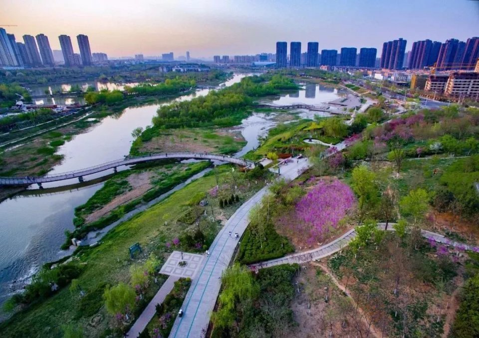 桃花潭公园位于浐河下游,北接浐灞大道,南抵陇海铁路桥,西接华清路