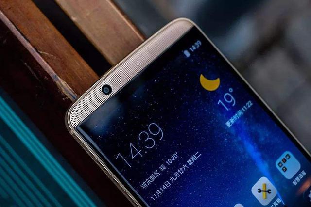 2K屏+128GB+NFC,这款老旗舰降至千元价位,体验不比小米差