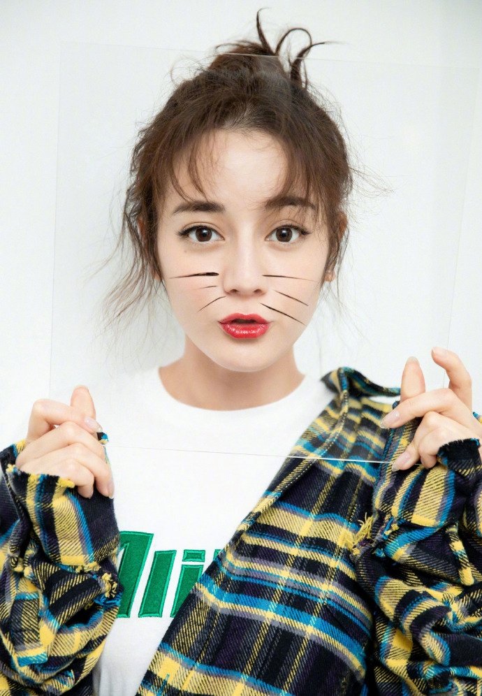 迪丽热巴获奖粉色星星毛衣搭刘海太萌!黑色皮