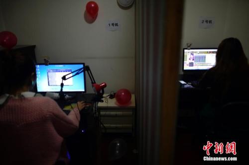 “流水线”上的网红：直播先培训 打赏卖货套路多