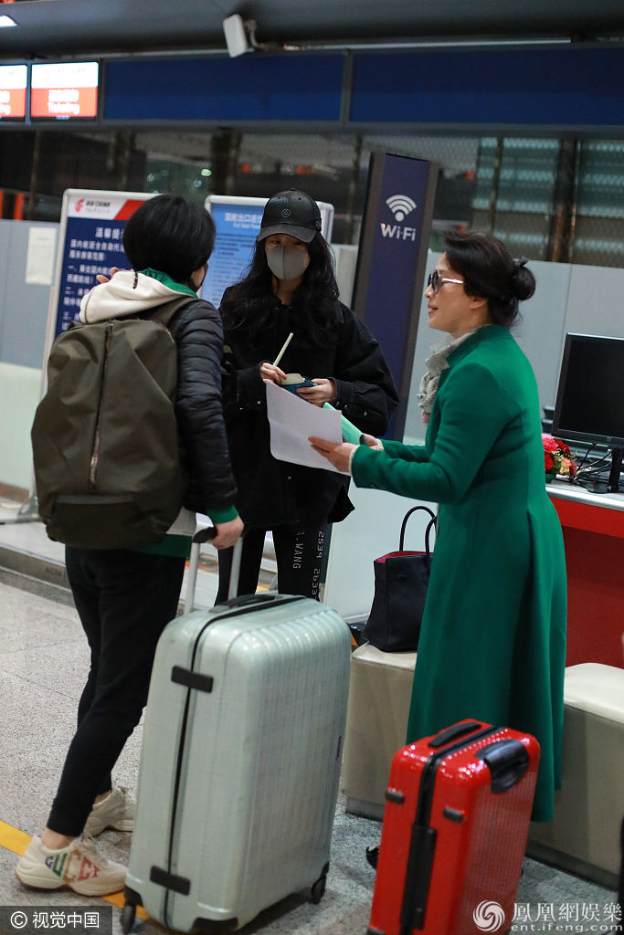 神仙母女！刘亦菲和妈妈现身机场 气质高雅直呼“基因强大”