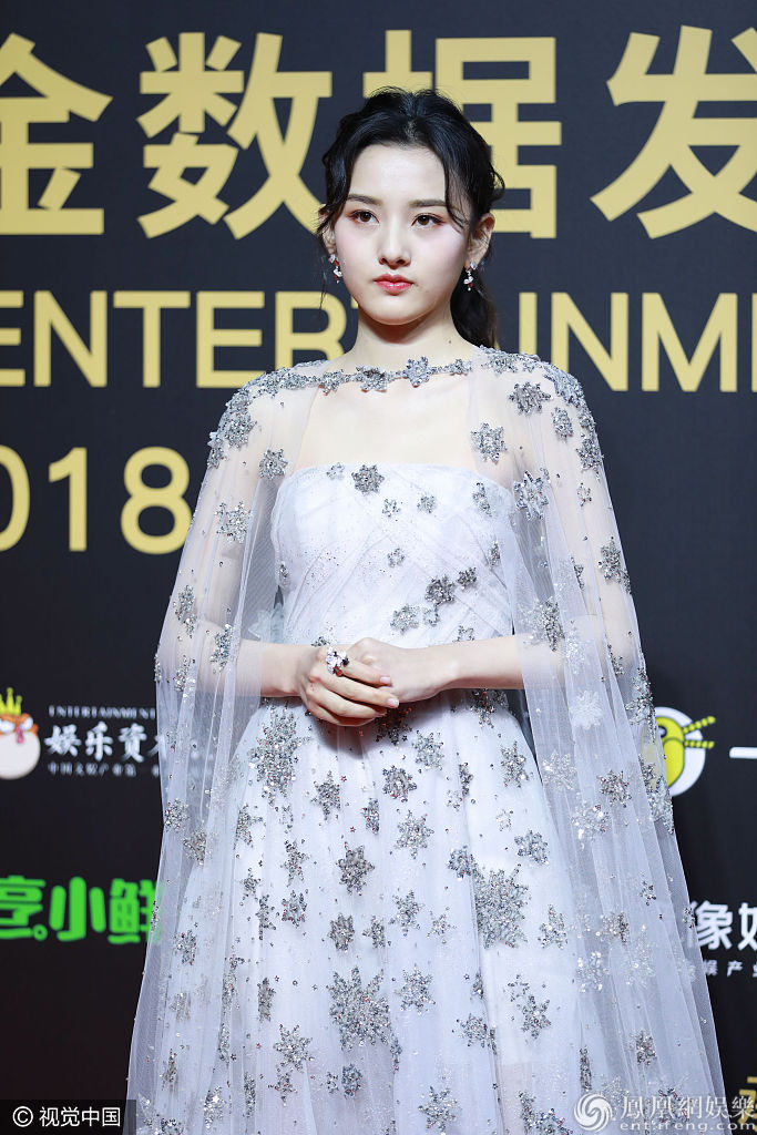 韩雪妩媚撩发、吴宣仪比心秀腿 宋祖儿变仙女、冯绍峰婚后沉稳