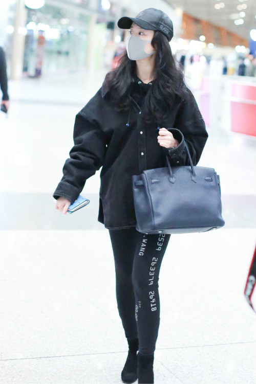 刘亦菲与妈妈现身机场，妈妈气场强颜值高，网友：比女儿还美