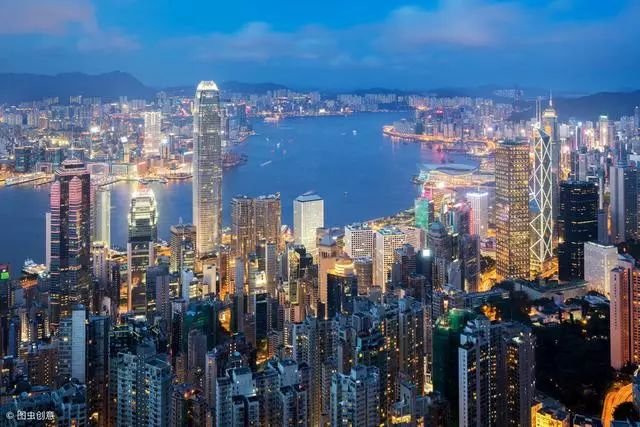 曾经大陆人以能够到香港为豪,2010之后的香港经济走低,那个曾经伴随