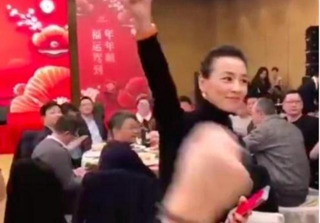 芒果台年会惹争议，让选手们扮演男公关，被网友吐槽LOW穿地心！