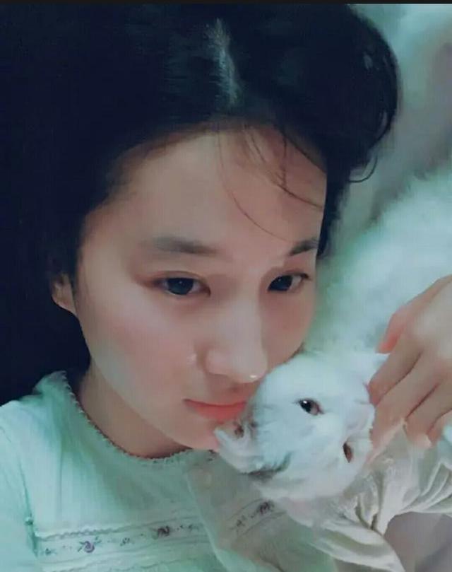 刘亦菲晒今昔照对比图,曾经清纯的她变美艳娇俏而且愈发年轻了!