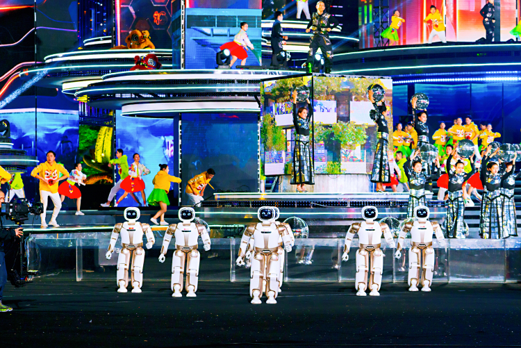 央视春晚又见机器人跳舞，还是站 C 位，究竟是何方神圣？