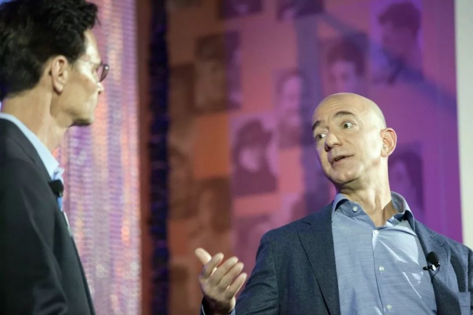 面对「裸照勒索」，全球首富、亚马逊老板选择了正面直接刚....