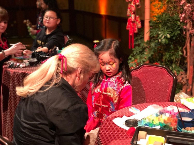 写春联、夹汤圆 VIPKID学员给美国外教上了一堂中国文化课