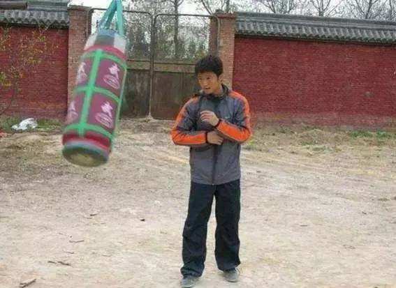 “百亿影星”吴京是吴彦祖的师叔？没想到年轻时的吴京竟然比吴彦祖还帅！