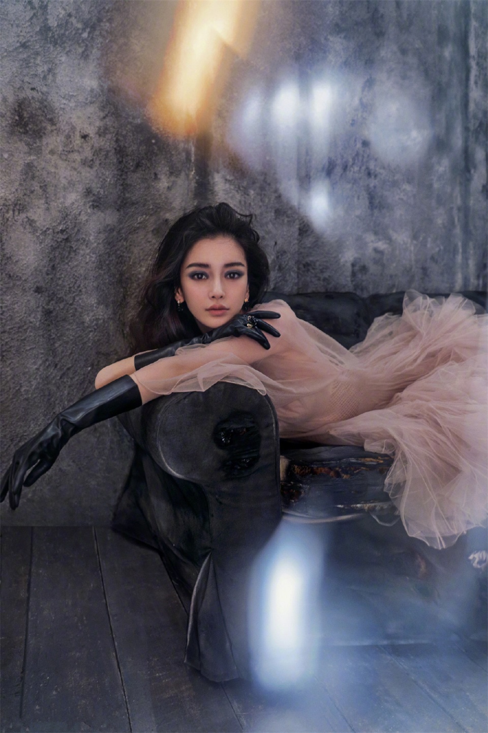 穿透视纱裙画烟熏浓妆,30岁杨颖而立之年突破