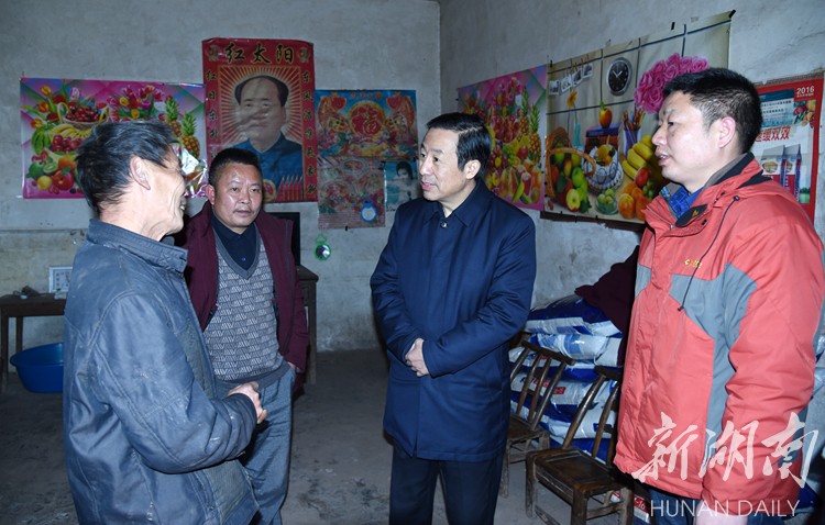 2月11日，许达哲在麻阳苗族自治县兴隆湾村贫困户滕建长家中走访。湖南日报记者冒蕞摄