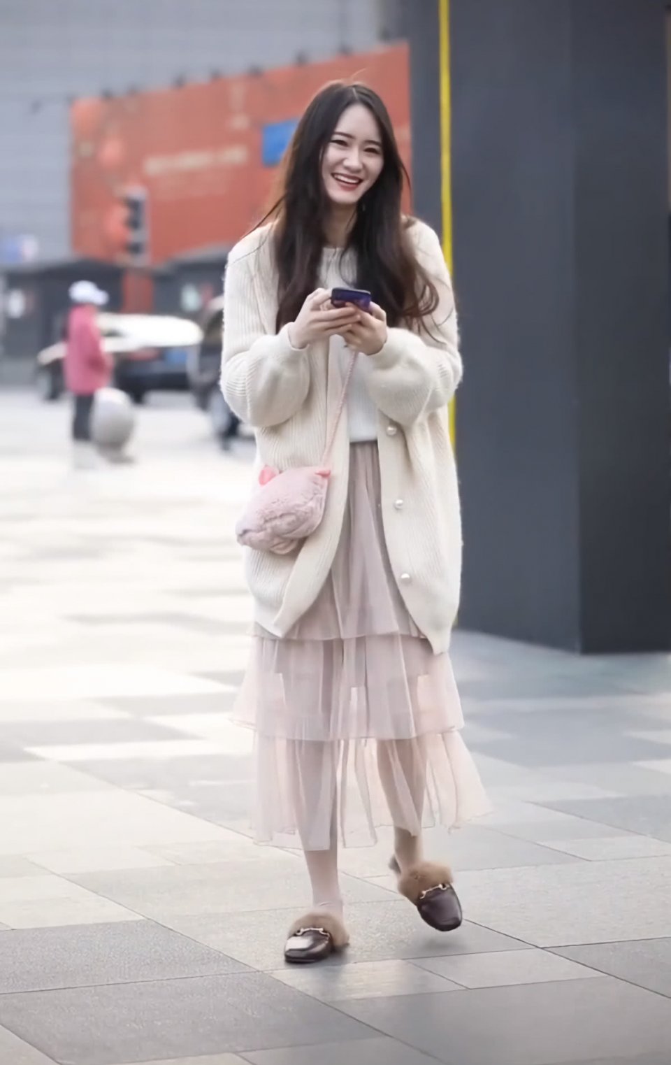 大火的白色丝袜,原来也适合春天搭配毛球鞋,清