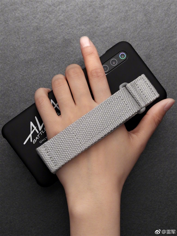 替代懒人支架！雷军演示小米9保护壳背带玩法：方便手握、还能耍酷
