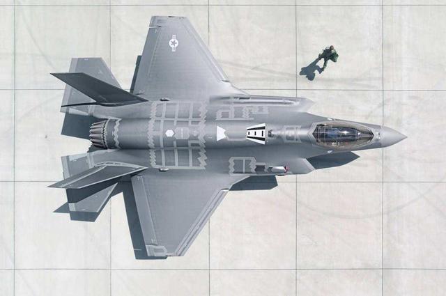 同门相争,来自洛马公司的F35和F22究竟谁更好?F35简直就是全能