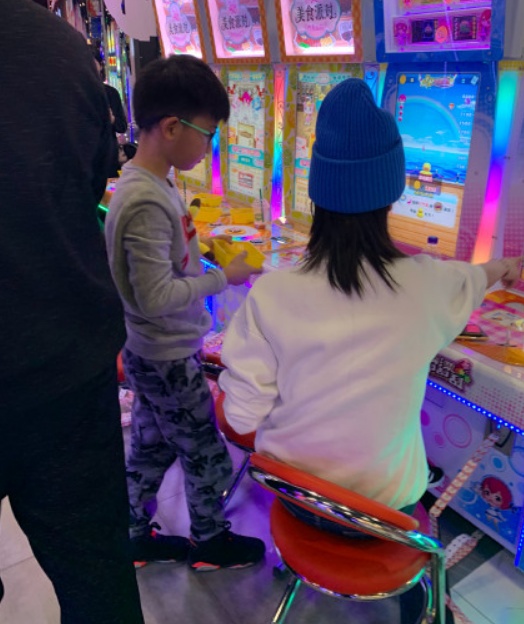 白百何母子电玩城被偶遇 元宝玩游戏妈妈指挥协助