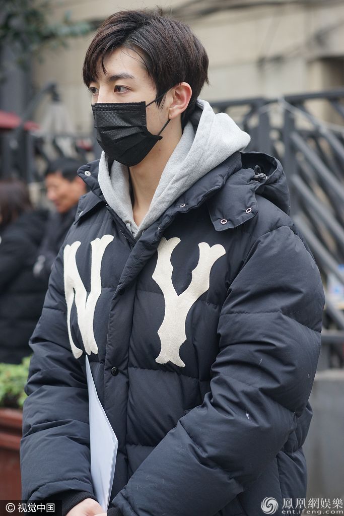 洪欣17岁儿子张镐濂现身上戏复试 戴口罩仍可见颜值颇高