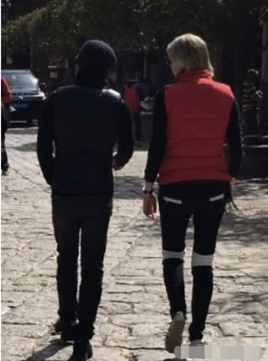 撒贝宁陪老婆李白逛街，他的一个举动被赞绝世好男人！
