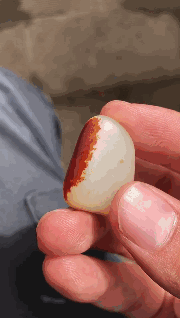 红皮和田玉的极致——籽料里的玛丽艳红!