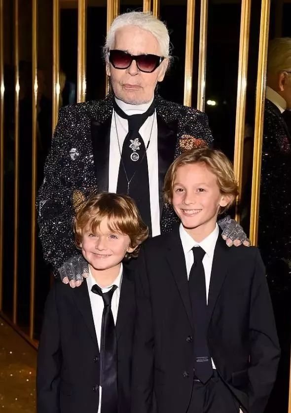 老佛爷葬礼上,又一遗产继承人教子现身,金钱