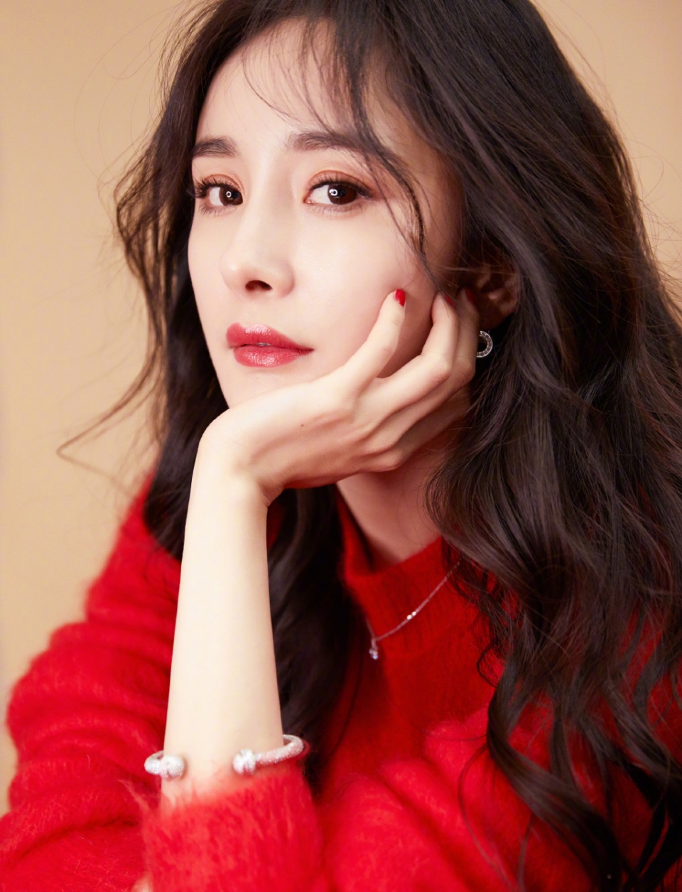 33岁杨幂健身房晒马甲线,网友瞬间沸腾!身材居